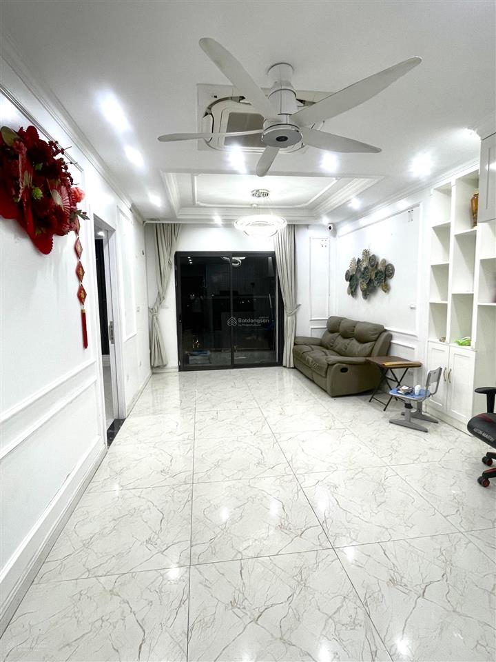 5,6 tỷ căn hộ 83m2 thiết kế 3pn tầng 11 thoáng sáng nội thất cơ bản như ảnh chung cư long biên