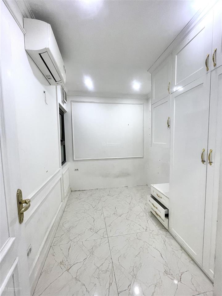 5,6 tỷ căn hộ 83m2 thiết kế 3pn tầng 11 thoáng sáng nội thất cơ bản như ảnh chung cư long biên