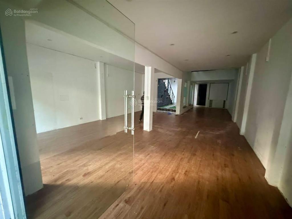 Cho thuê mặt bằng 120m2 liền kề phố trạm vỉa hè 2 bên phù hợp vp, trung tâm dạy học, phòng gym