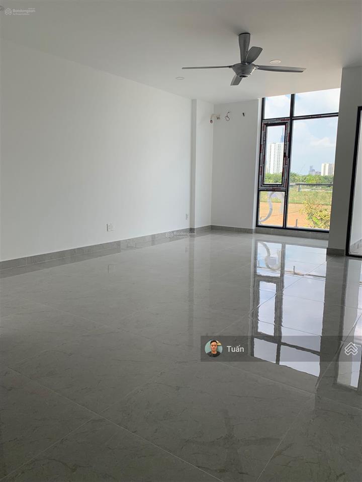 Cho thuê nhà khu ubnd tp thủ đức. dt 5x20m. hầm trệt 3 lầu. giá 40tr/tháng. sàn trống vp