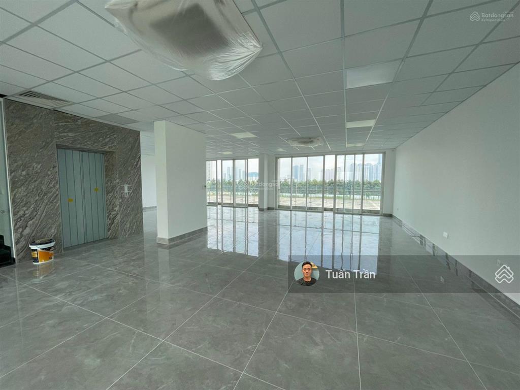 Cho thuê nhà 8x20m. hầm 7 lầu trống suốt có thang máy. ngay trung tâm ubnd tp thủ đức. giá 160tr/th