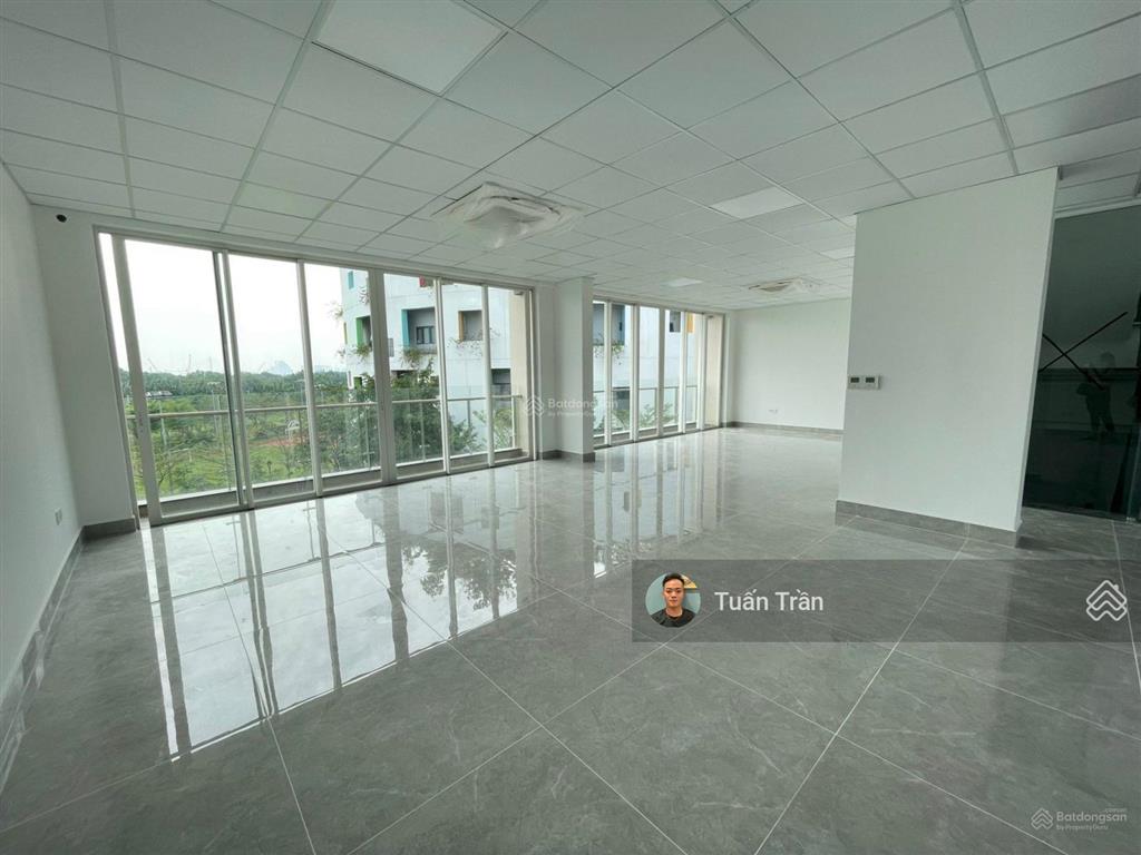 Cho thuê nhà 8x20m. hầm 7 lầu trống suốt có thang máy. ngay trung tâm ubnd tp thủ đức. giá 160tr/th