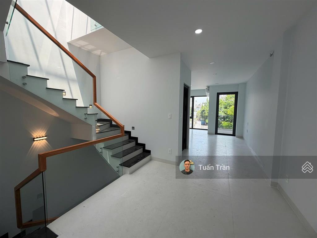 Cho thuê nhà phố 1 hầm 4 lầu full sàn trống suốt làm vp. dt 5x20m. nhà mới 100%. giá thuê 50tr/th