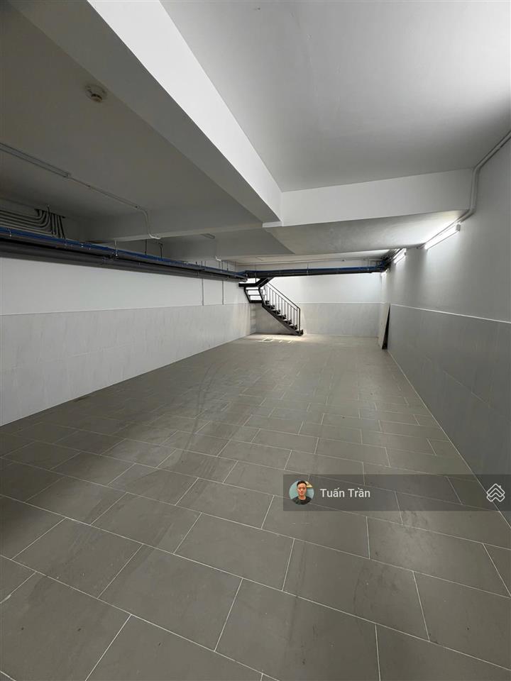 Cho thuê nhà phố 1 hầm 4 lầu full sàn trống suốt làm vp. dt 5x20m. nhà mới 100%. giá thuê 50tr/th
