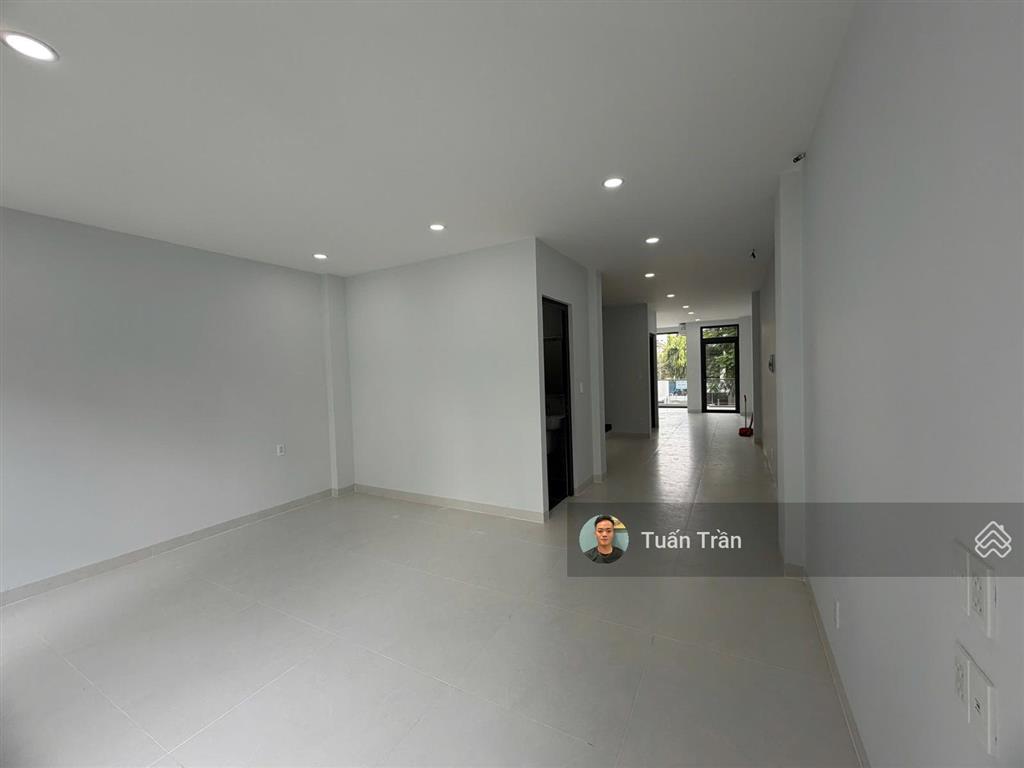 Cho thuê nhà phố 1 hầm 4 lầu full sàn trống suốt làm vp. dt 5x20m. nhà mới 100%. giá thuê 50tr/th