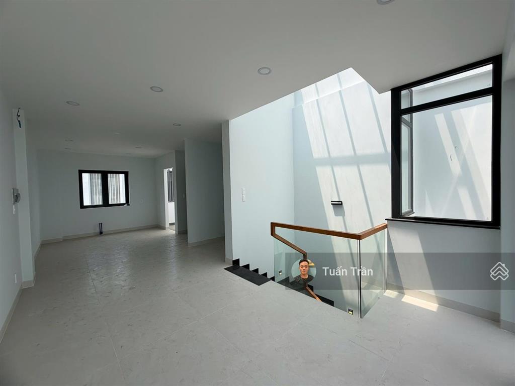 Cho thuê nhà phố 1 hầm 4 lầu full sàn trống suốt làm vp. dt 5x20m. nhà mới 100%. giá thuê 50tr/th