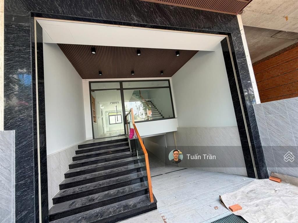 Cho thuê nhà phố 1 hầm 4 lầu full sàn trống suốt làm vp. dt 5x20m. nhà mới 100%. giá thuê 50tr/th