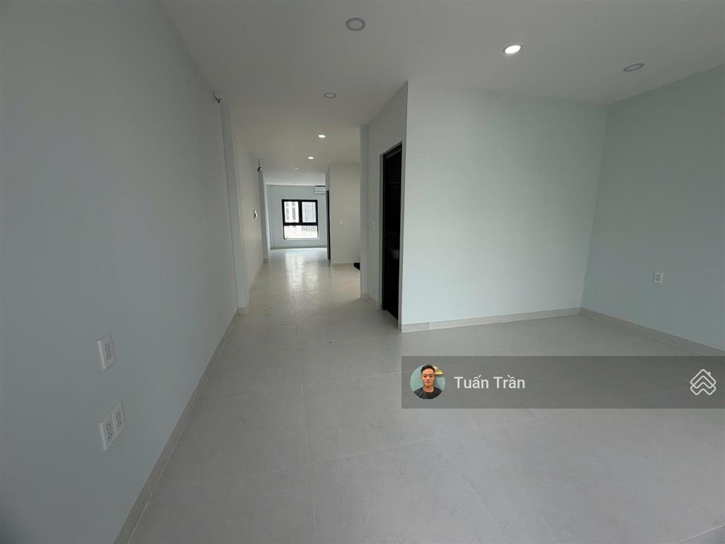 Cho thuê nhà phố 1 hầm 4 lầu full sàn trống suốt làm vp. dt 5x20m. nhà mới 100%. giá thuê 50tr/th