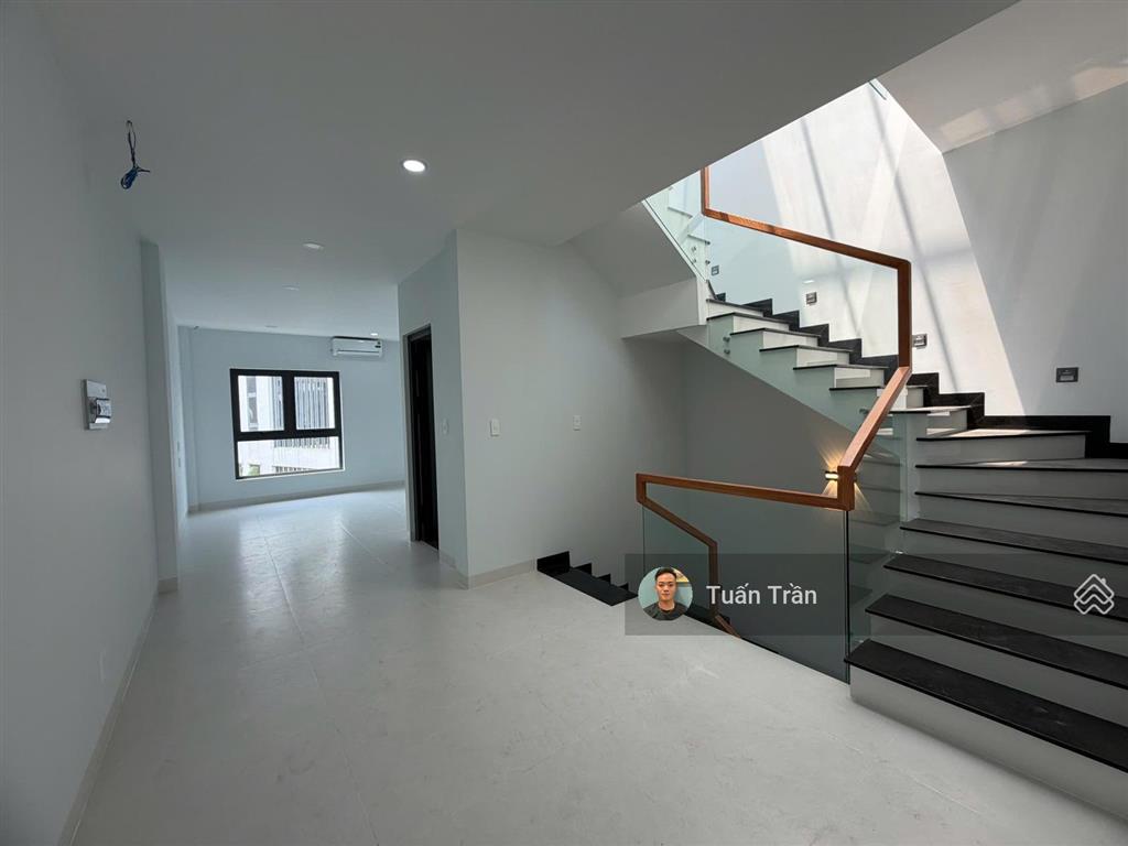 Cho thuê nhà phố 1 hầm 4 lầu full sàn trống suốt làm vp. dt 5x20m. nhà mới 100%. giá thuê 50tr/th