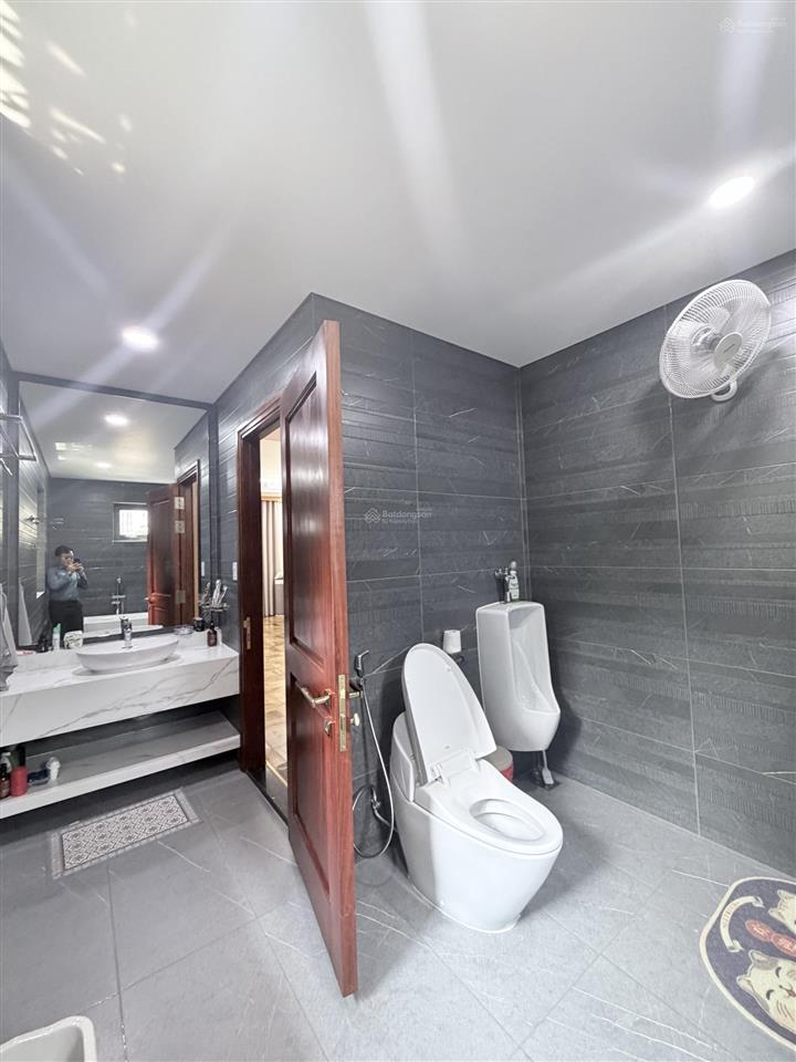 Cho thuê biệt thự cao cấp khu mystery villas. dt 300m2. xây 1 hầm 4lầu. giá 125tr/th. nhà mới 100%