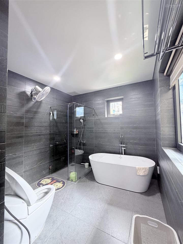 Cho thuê biệt thự cao cấp khu mystery villas. dt 300m2. xây 1 hầm 4lầu. giá 125tr/th. nhà mới 100%