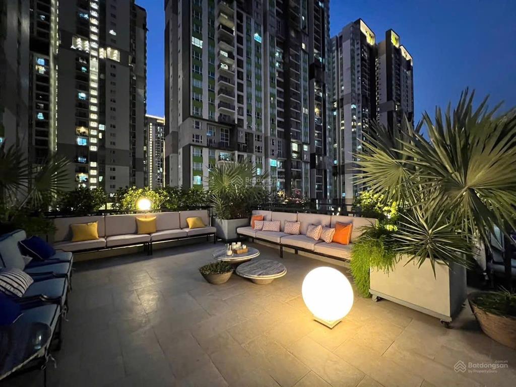 Cho thuê tòa nhà vp siêu sang kết hợp ở đường nguyễn thanh sơn. dt 10x20m. 1 hầm 7 lầu trống suốt