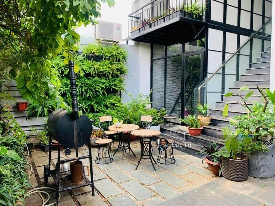 Biệt thự mặt tiền quận 1 ở giữa trung tâm nhưng có hồ bơi & sân vườn riêng ngang 10m giá 125 tỷ