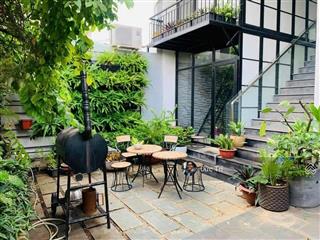 Biệt thự mặt tiền quận 1 ở giữa trung tâm nhưng có hồ bơi & sân vườn riêng ngang 10m giá 125 tỷ