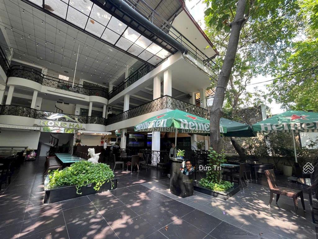 Biệt thự mặt tiền quận 1 ở giữa trung tâm nhưng có hồ bơi & sân vườn riêng ngang 10m giá 125 tỷ