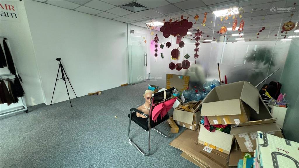 Nhượng văn phòng mặt phố dịch vọng hậu  diện tích 130m2 giá 41tr, đã gồm thuế và phí dịch vụ