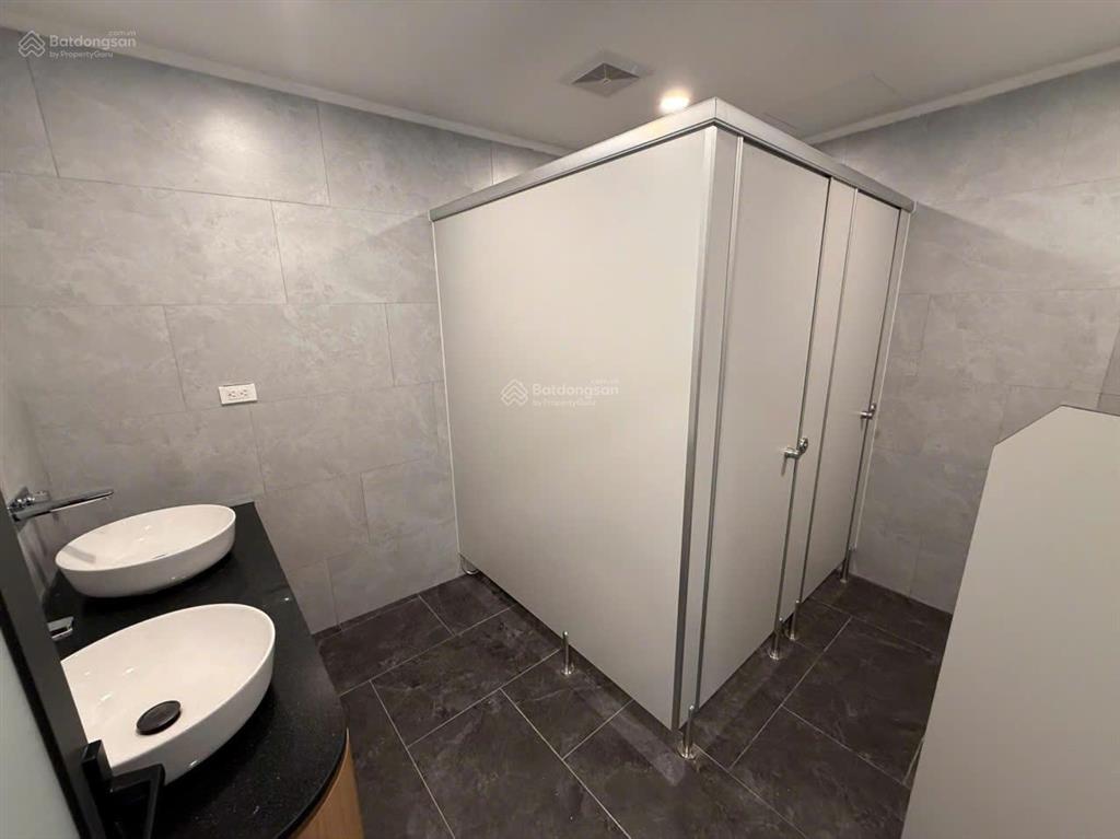 Bql cho thuê toà nhà văn phòng 9 tầng + 1 hầm phố tôn đức thắng, dt 250m2  giá thuê 200k/m2/th