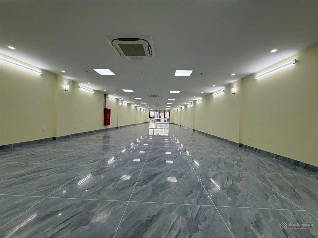 Bql cho thuê toà nhà văn phòng 8 nổi + 1 hầm, phố đại la, dt 250m2  giá 180k/m2