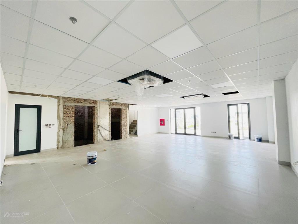 Bql cho thuê toà nhà văn phòng 8 tầng nổi + 1 hầm, đường ô chợ dừa. diện tích 200m2 giá 200k/m2/th