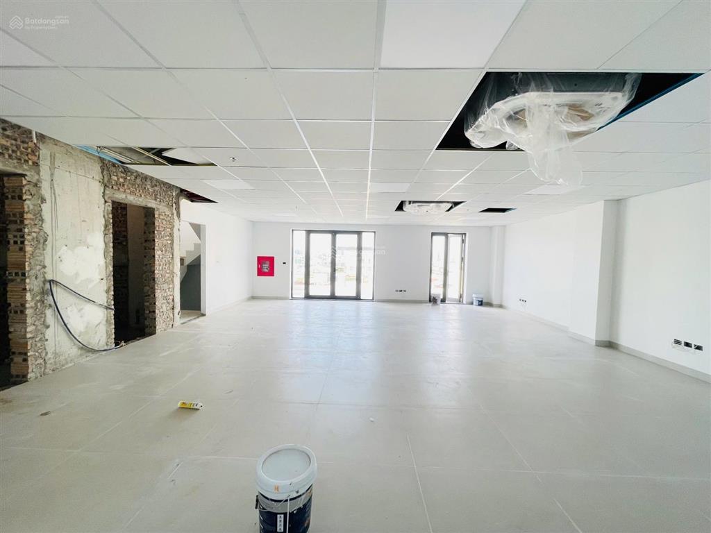 Bql cho thuê toà nhà văn phòng 8 tầng nổi + 1 hầm, đường ô chợ dừa. diện tích 200m2 giá 200k/m2/th