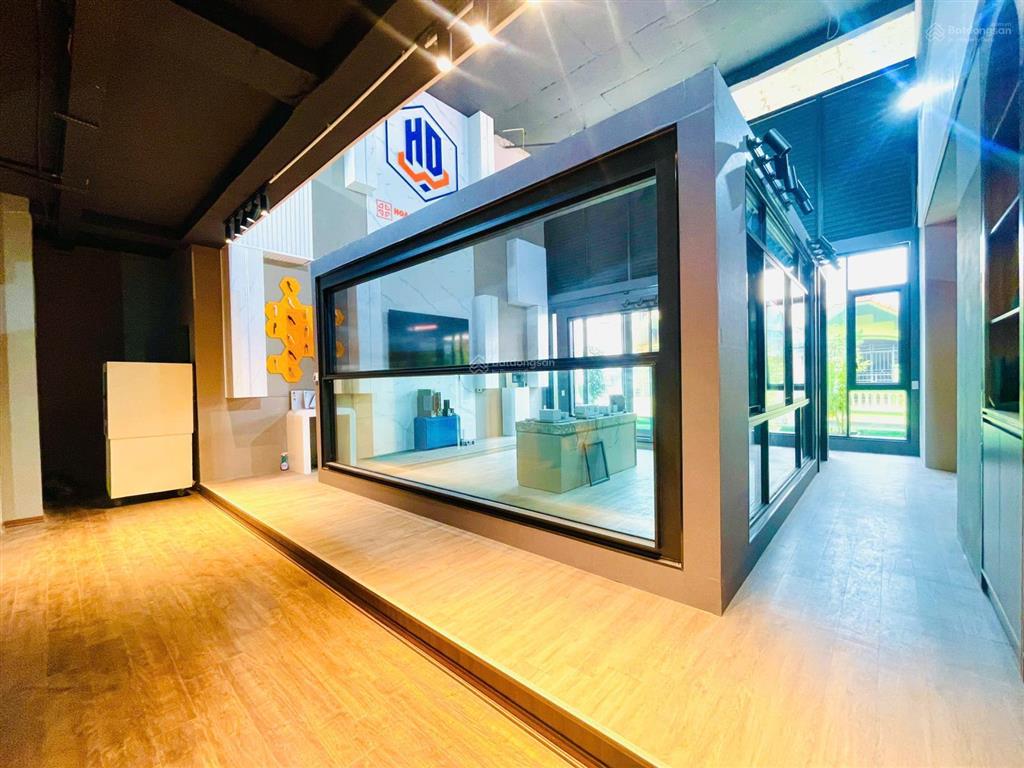 Tòa nhà hạng a  300m2x8t cực đẹp. mặt tiền 16m  có hầm, 2 thang máy cạnh hồ tây phố lạc long quân