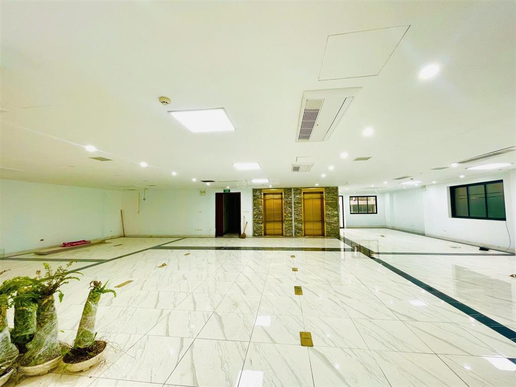 Tòa nhà hạng a  300m2x8t cực đẹp. mặt tiền 16m  có hầm, 2 thang máy cạnh hồ tây phố lạc long quân