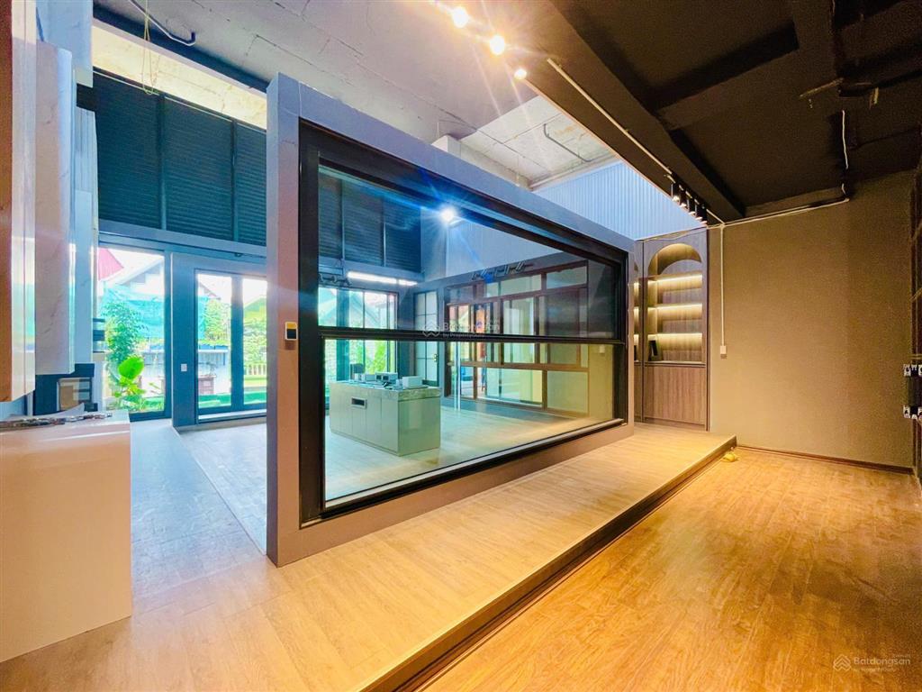 Tòa nhà hạng a  300m2x8t cực đẹp. mặt tiền 16m  có hầm, 2 thang máy cạnh hồ tây phố lạc long quân