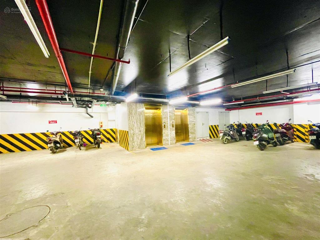 Tòa nhà hạng a  300m2x8t cực đẹp. mặt tiền 16m  có hầm, 2 thang máy cạnh hồ tây phố lạc long quân