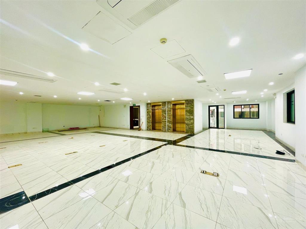 Tòa nhà hạng a  300m2x8t cực đẹp. mặt tiền 16m  có hầm, 2 thang máy cạnh hồ tây phố lạc long quân
