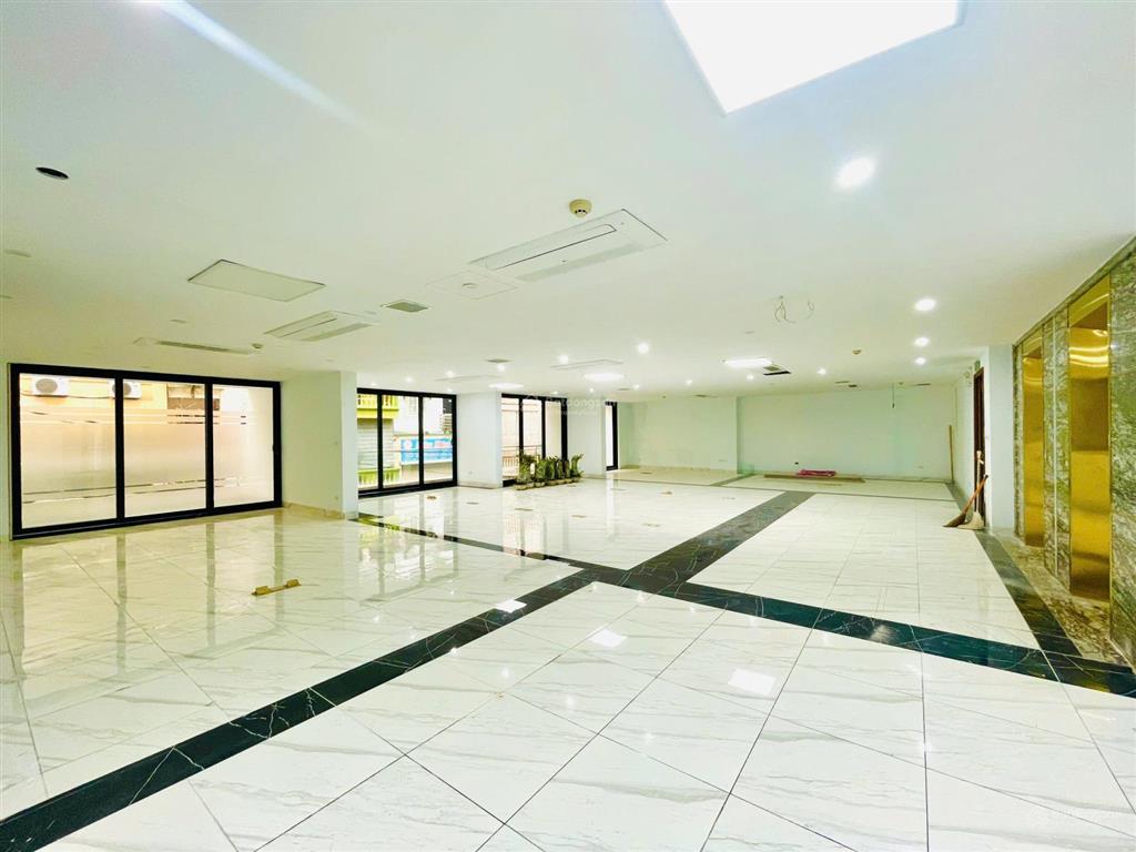 Tòa nhà hạng a  300m2x8t cực đẹp. mặt tiền 16m  có hầm, 2 thang máy cạnh hồ tây phố lạc long quân