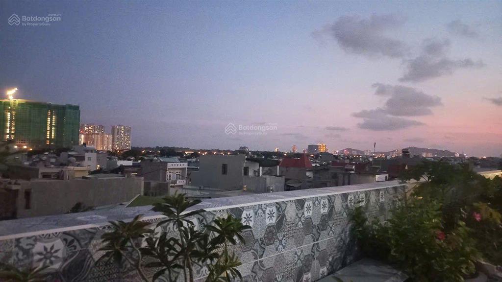 Bán nhà 1 trệt 3 lầu góc mặt tiền hẻm nguyễn hữu cảnh, 124m2. giá bán 22 tỷ