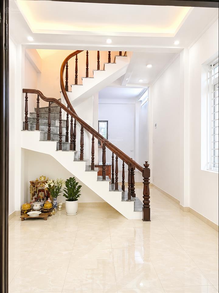 Cho thuê nhà 3 tầng hoàng quốc việt cầu giấy 10tr, ô tô lùi cửa, ngõ nông, thoáng,điện nước giá dân