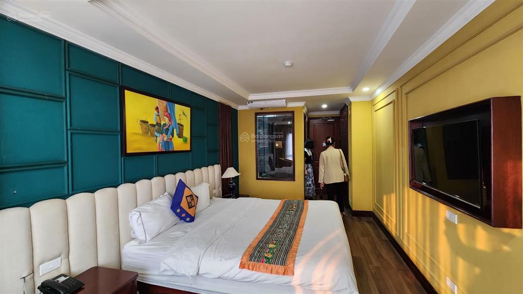 Bán khách sạn mặt phố cổ tại mường hoa, 40 tỷ, 250m2, 14pn + 14wc + 7 tầng, nhiều tiện ích