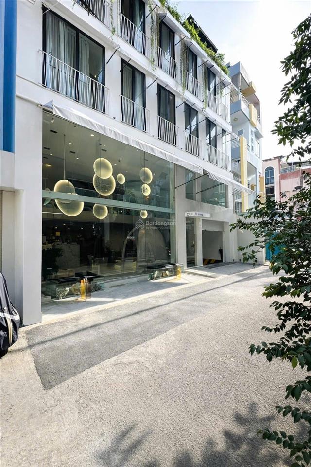 Bán tòa nhà chdv trần hưng đạo, q.1  7 tầng  hđt 200 triệu/tháng 96 tỷ