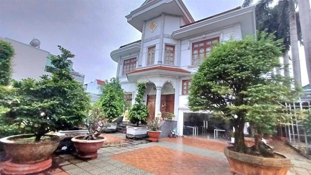 Biệt thự siêu vip thủ đức. mt hồ bá phấn. (quận 9 cũ)  1.054m2. 3 tầng  giá 69 tỷ