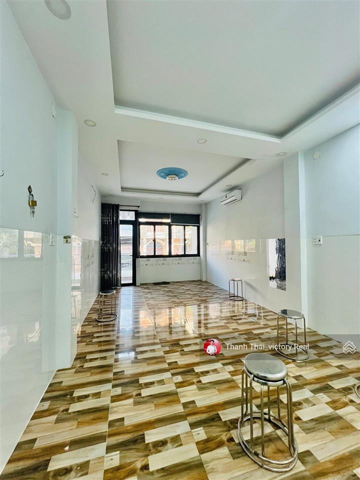 Bán nhà ngay mặt tiền nguyễn bá tòng, dt 3.9 x 17.5m 70m2, 4 tầng  giá 10.5 tỷ tl