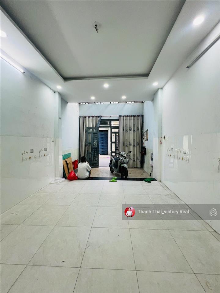 Bán nhà ngay mặt tiền nguyễn bá tòng, dt 3.9 x 17.5m 70m2, 4 tầng  giá 10.5 tỷ tl