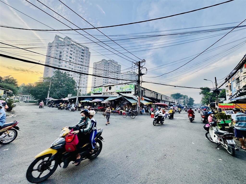 Mặt tiền chợ bà hom  sầm uất ngày đêm  kinh doanh nhiều lĩnh vực.