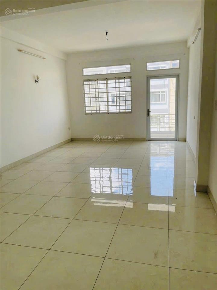 Mặt tiền chợ bà hom  sầm uất ngày đêm  kinh doanh nhiều lĩnh vực.