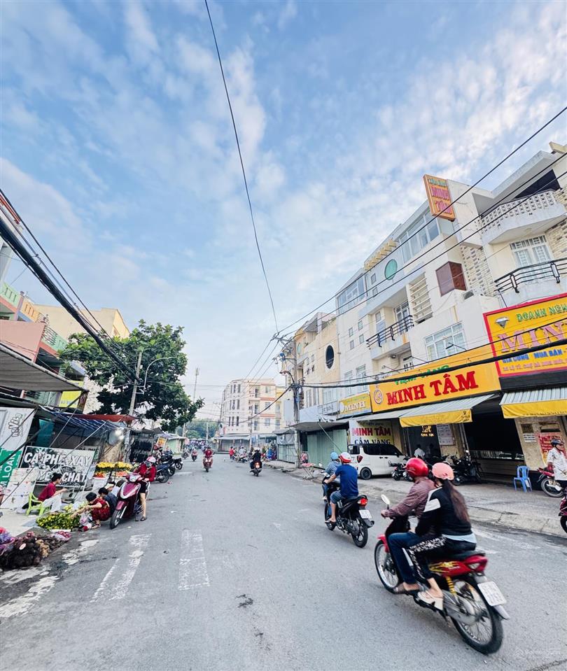 Mặt tiền chợ bà hom  sầm uất ngày đêm  kinh doanh nhiều lĩnh vực.