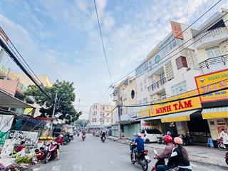 Mặt tiền chợ bà hom  sầm uất ngày đêm  kinh doanh nhiều lĩnh vực.