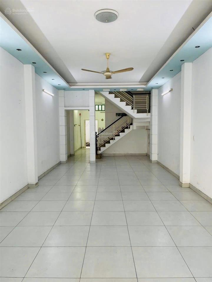 Mặt tiền chợ bà hom  sầm uất ngày đêm  kinh doanh nhiều lĩnh vực.