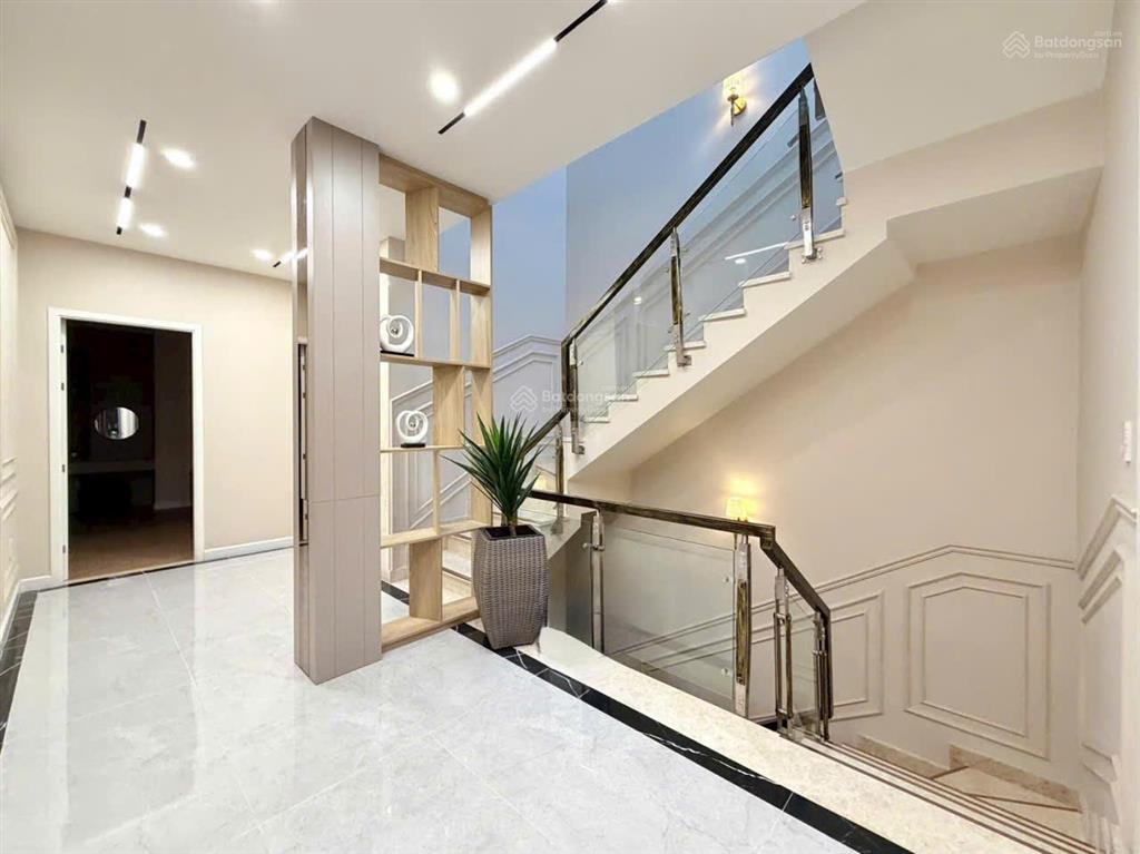 Biệt thự đẳng cấp 8 x 20m 1 trệt 3 lầu nguyễn chí thanh tp.hcm