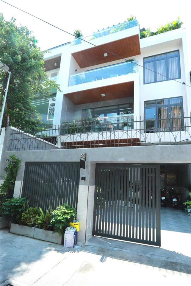 Biệt thự đẳng cấp 8 x 20m 1 trệt 3 lầu nguyễn chí thanh tp.hcm
