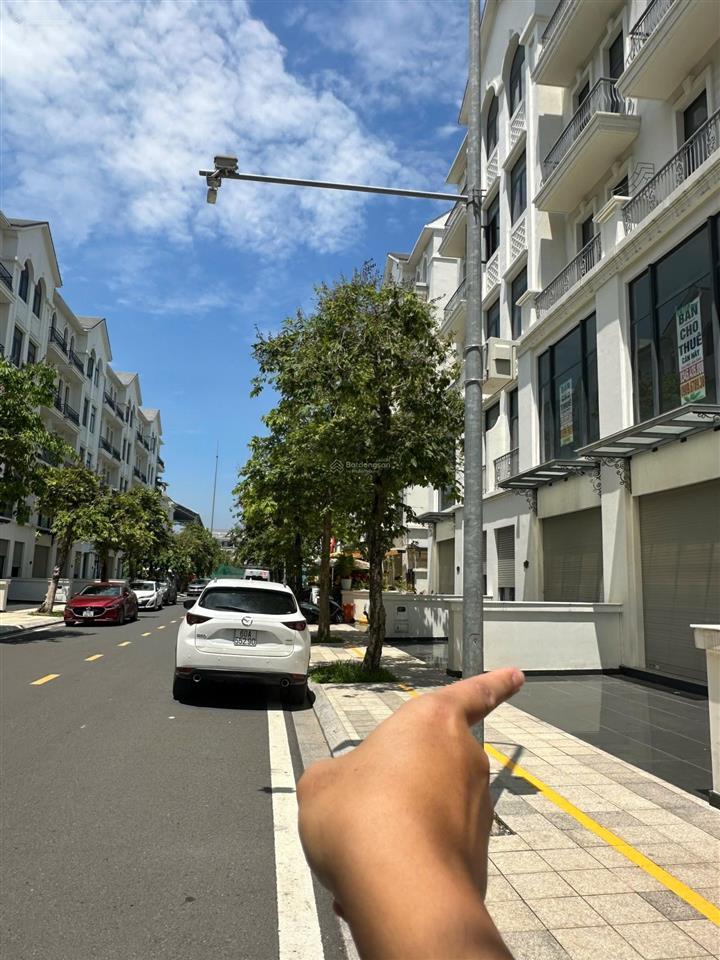 Chính chủ gửi bán nhà phố vinhomes grand park 126m2 mahattan ngay chợ đêm giá hời thị trường