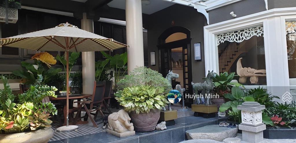 Dt 20x20m 3 tầng. nhà góc 2mt cực đẹp nằm trong khu biệt thự lê trọng tấn. đường 14m, không bị tod