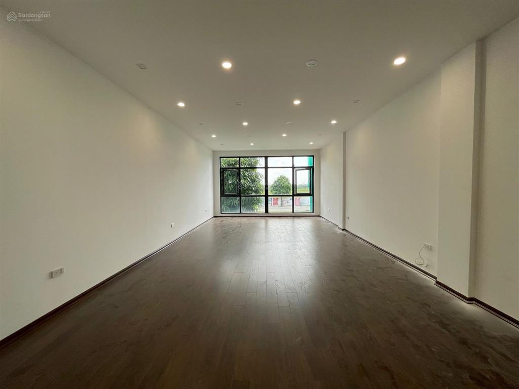 Cho thuê biệt thự 500m2 sàn, 5 tầng thông sàn làm vp, thang máy mặt đường đại lộ 52m chỉ 50tr/tháng