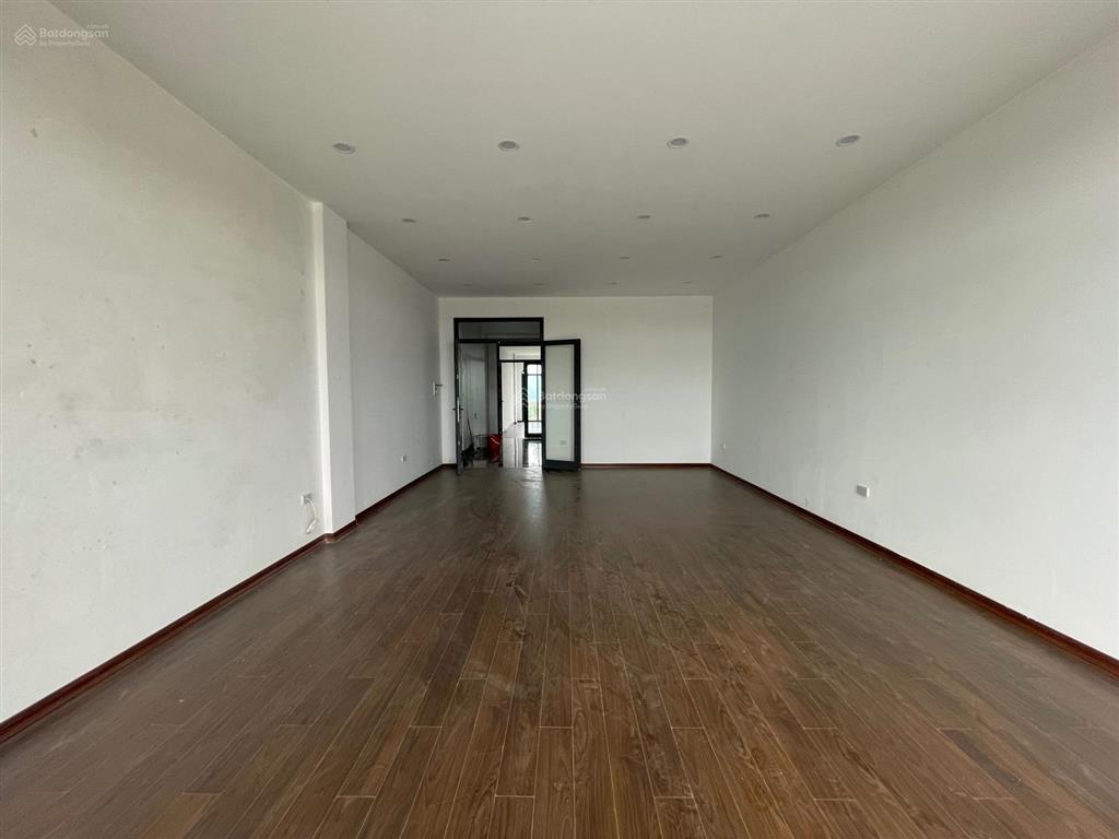 Cho thuê biệt thự 500m2 sàn, 5 tầng thông sàn làm vp, thang máy mặt đường đại lộ 52m chỉ 50tr/tháng