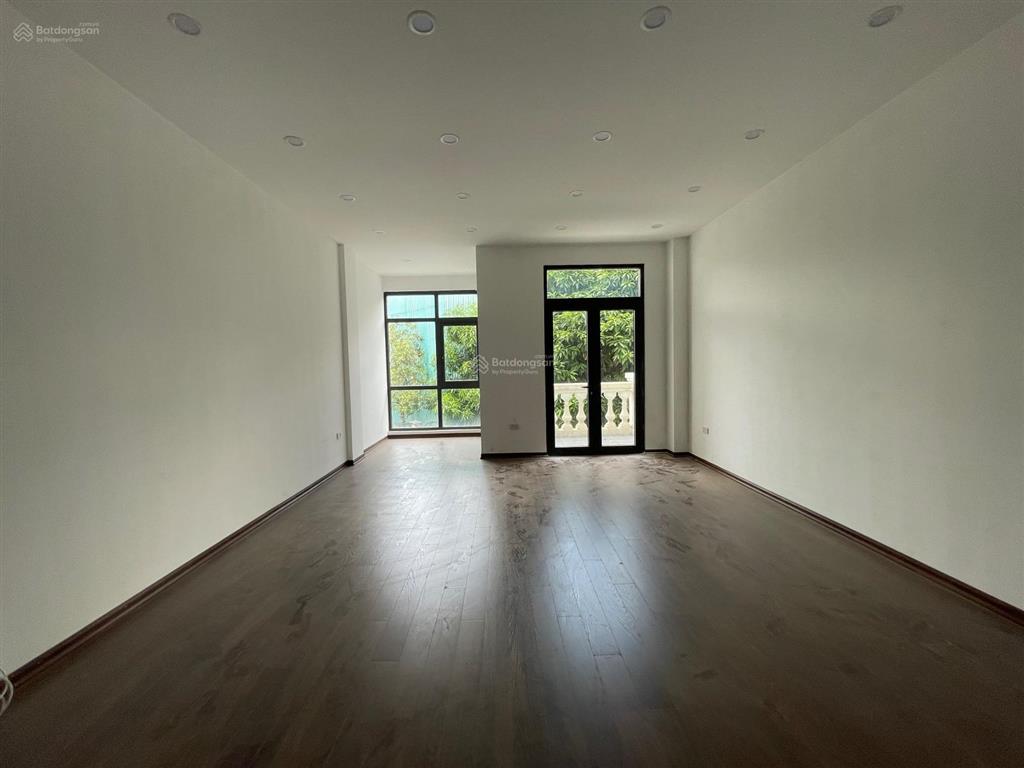Cho thuê biệt thự 500m2 sàn, 5 tầng thông sàn làm vp, thang máy mặt đường đại lộ 52m chỉ 50tr/tháng