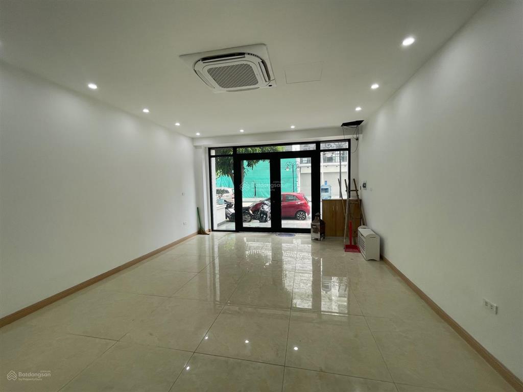 Cho thuê biệt thự 500m2 sàn, 5 tầng thông sàn làm vp, thang máy mặt đường đại lộ 52m chỉ 50tr/tháng